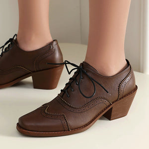 Retro-Inspired Wingtip Block Heel Oxfords for Women - Vintage Brogue Detailing + Classic Oxfords for Everyday Elegance