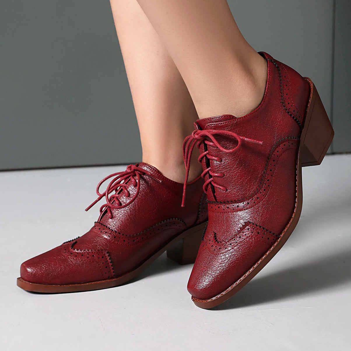 Retro-Inspired Wingtip Block Heel Oxfords for Women - Vintage Brogue Detailing + Classic Oxfords for Everyday Elegance