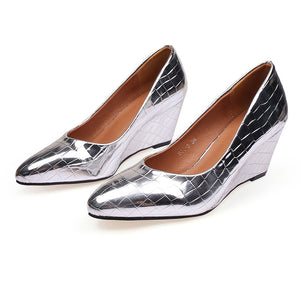 Women's elegant alligator pattern wedge pumps