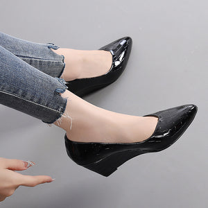 black Women's elegant alligator pattern wedge pumps