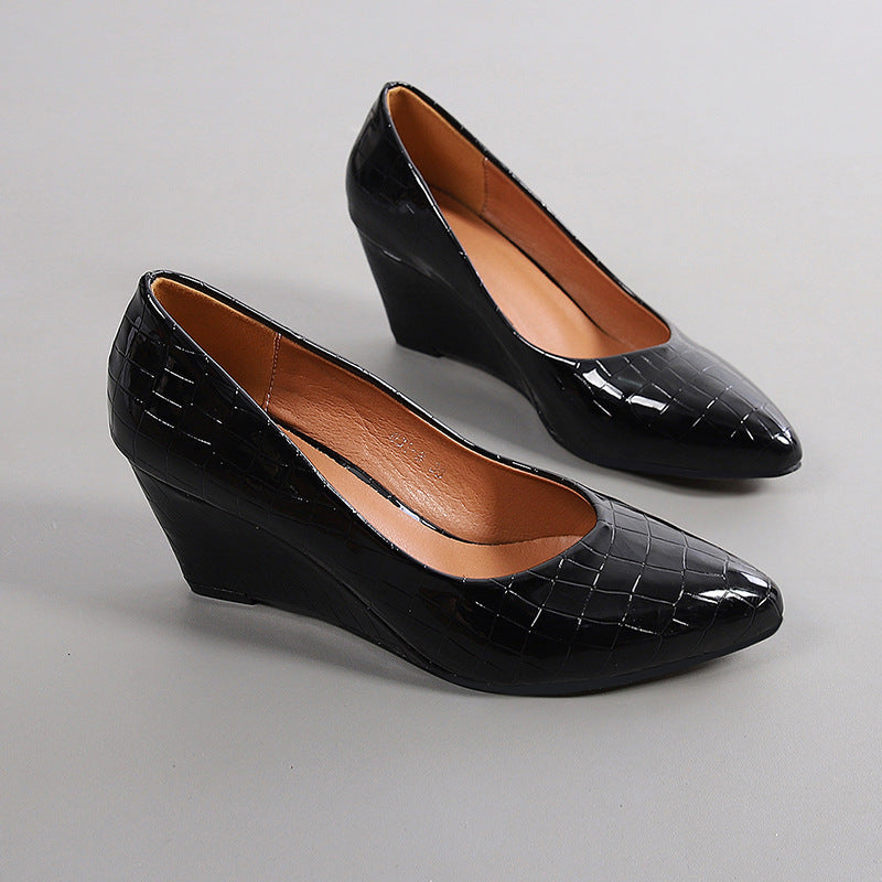 black Women's elegant alligator pattern wedge pumps