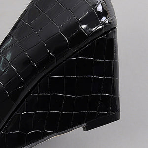 black Women's elegant alligator pattern wedge pumps