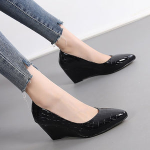 Women's elegant alligator pattern wedge pumps