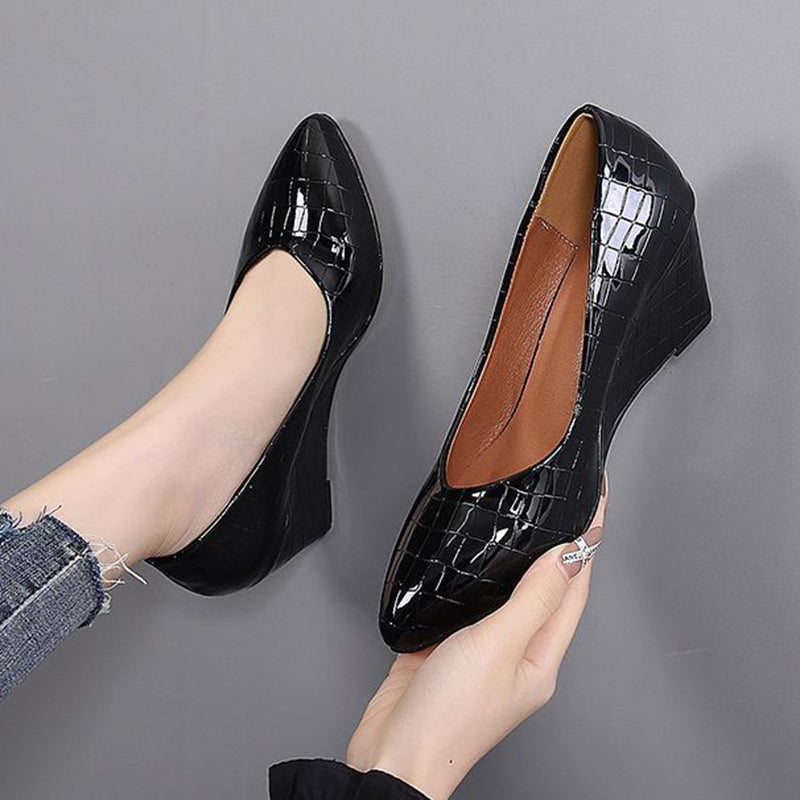 black Women's elegant alligator pattern wedge pumps