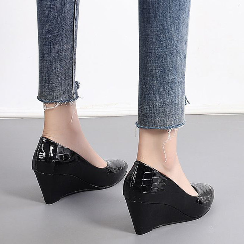 black Women's elegant alligator pattern wedge pumps