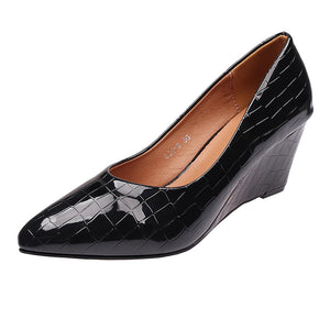 Women's elegant alligator pattern wedge pumps