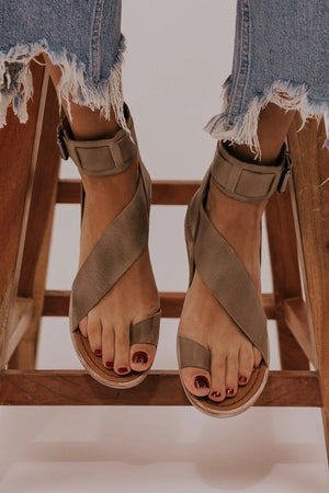 Women Fashion Flat Heel Ankle Buckle Strap Sandals