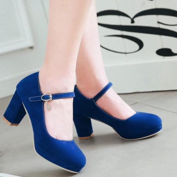 Women closed toe pendant buckle strap chunky heels